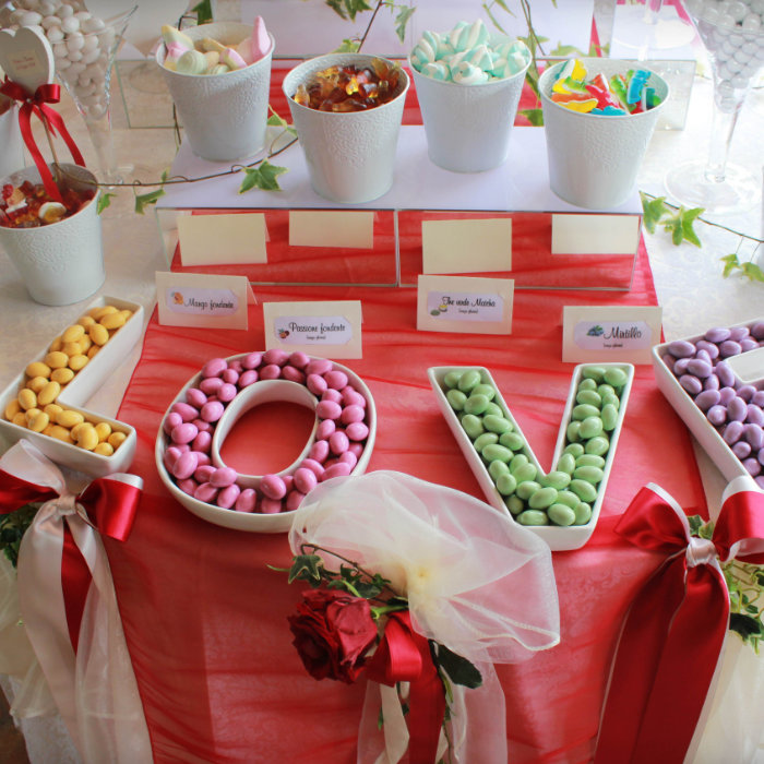 Tavolo allestito con confetti e altri dolciumi